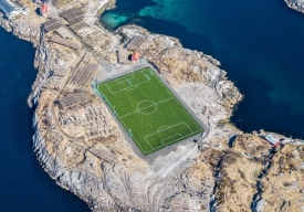 زمین فوتبالی منحصر بفرد در هنینگز ور، نروژ