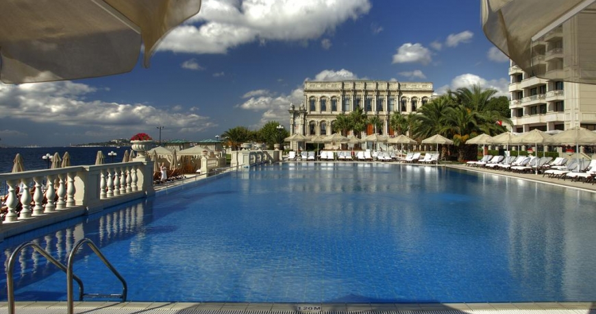 استخر هتل سیراگان (چراغان) پالاس کمپینسکی استانبول