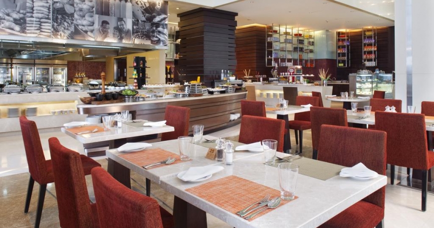 رستوران هتل هالیدی این مومبای اینترکانتیننتال ایرپورت بمبئی